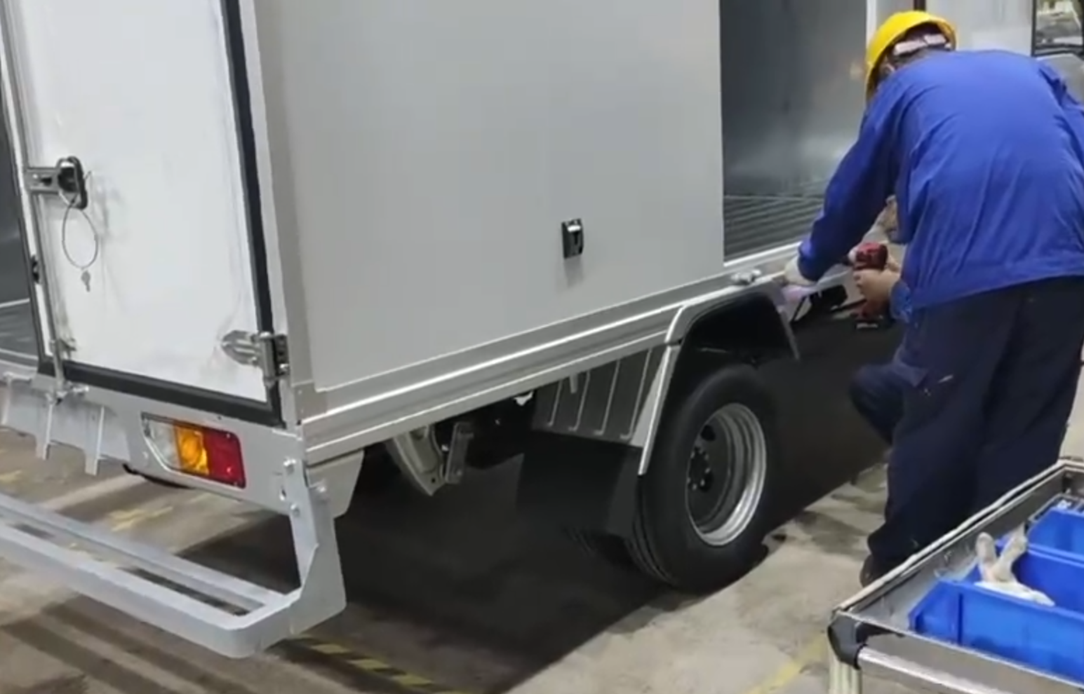 The Final Step of Cargo Box Assembly: Sealing with Adhesive Application