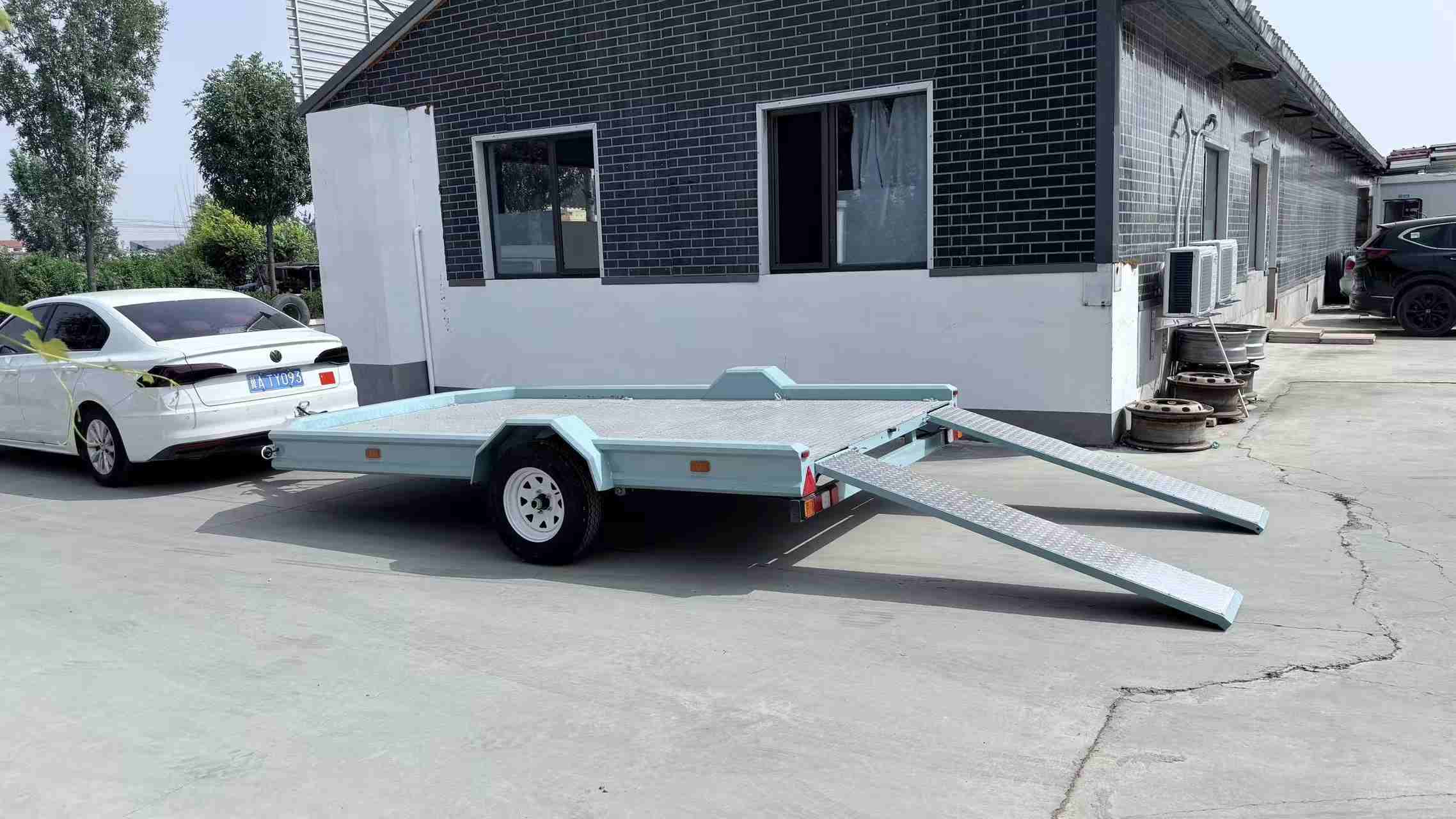 Model 200 Single-Axle Flatbed Trailer